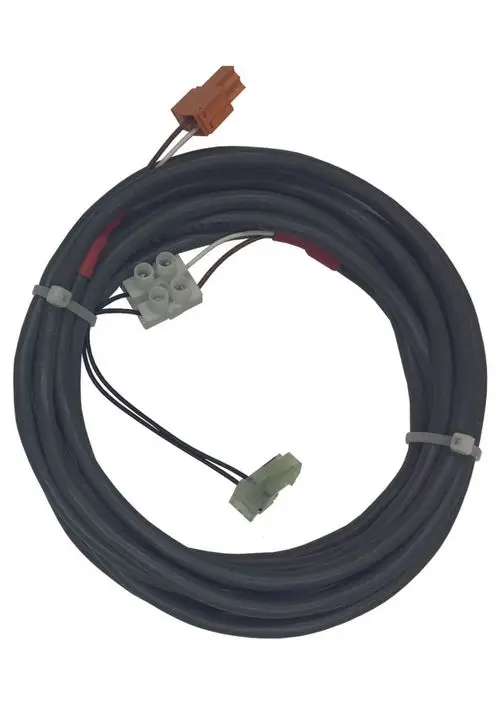 Judo Verbindungskabel mit mehreren Steckverbindern, um elektrische Komponenten zu verbinden. Flexibles Kabel, verlegt in einer Schlaufe.